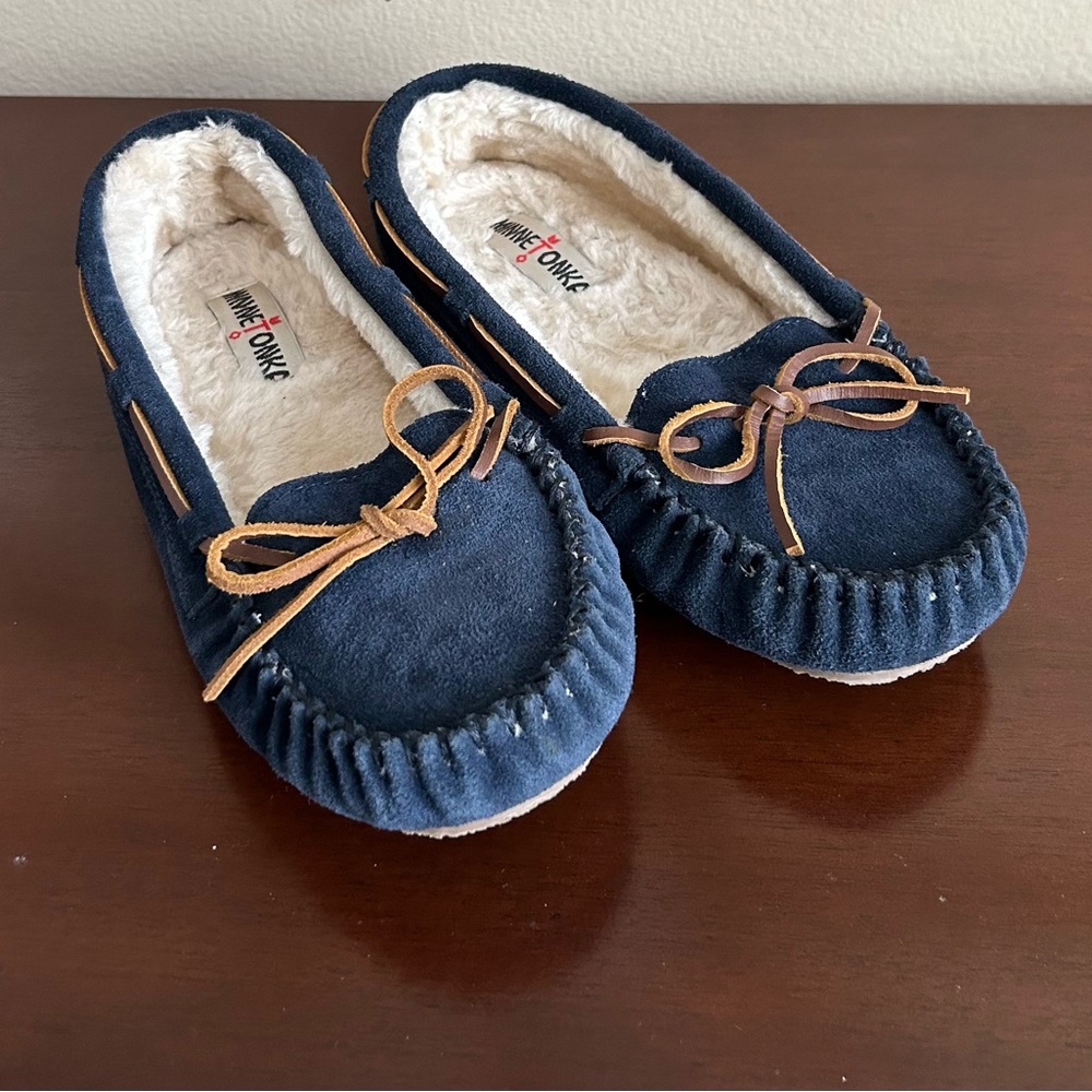 Minnetonka Women’s Navy Moccasins with Tan Laces - Picture 2 of 3